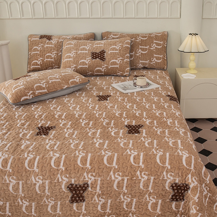 91家纺网 家纺一手货源 找家纺 梦莱家纺 2025新款牛奶绒花边单床盖三件套 潮牌熊-咖