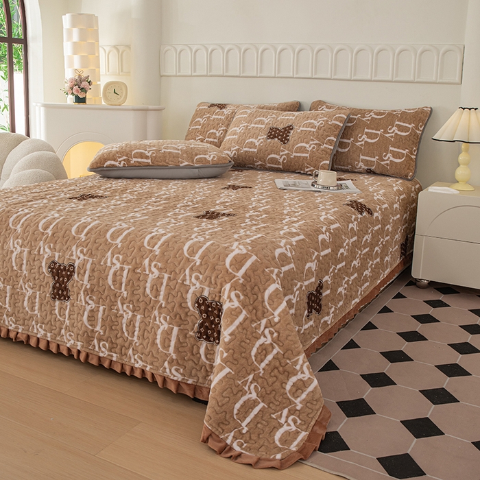 91家纺网 家纺一手货源 找家纺 梦莱家纺 2025新款牛奶绒花边单床盖三件套 潮牌熊-咖