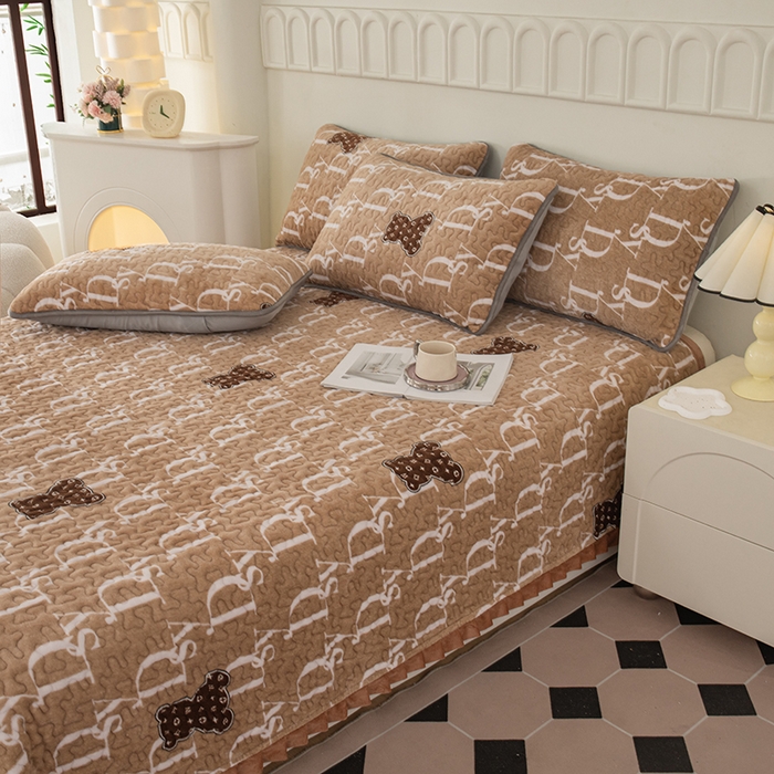 91家纺网 家纺一手货源 找家纺 梦莱家纺 2025新款牛奶绒花边单床盖三件套 潮牌熊-咖