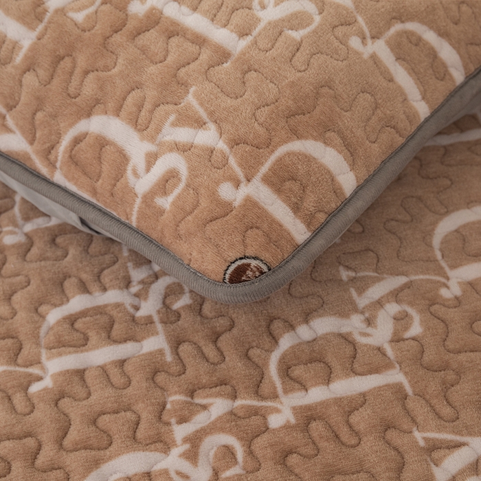 91家纺网 家纺一手货源 找家纺 梦莱家纺 2025新款牛奶绒花边单床盖三件套 潮牌熊-咖