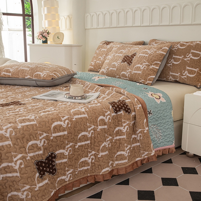 91家纺网 家纺一手货源 找家纺 梦莱家纺 2025新款牛奶绒花边单床盖三件套 潮牌熊-咖