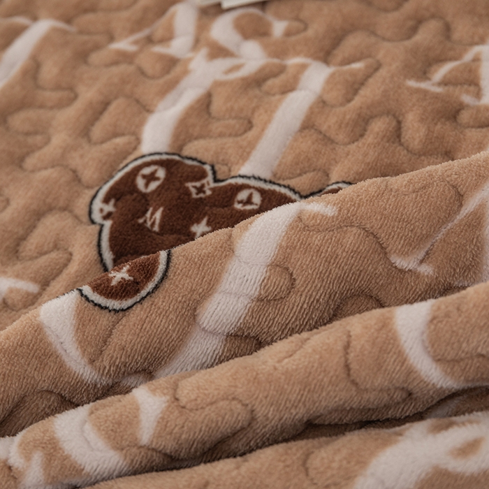 91家纺网 家纺一手货源 找家纺 梦莱家纺 2025新款牛奶绒花边单床盖三件套 潮牌熊-咖