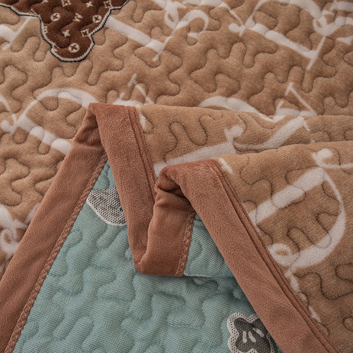 91家纺网 家纺一手货源 找家纺 梦莱家纺 2025新款牛奶绒花边单床盖三件套 潮牌熊-咖