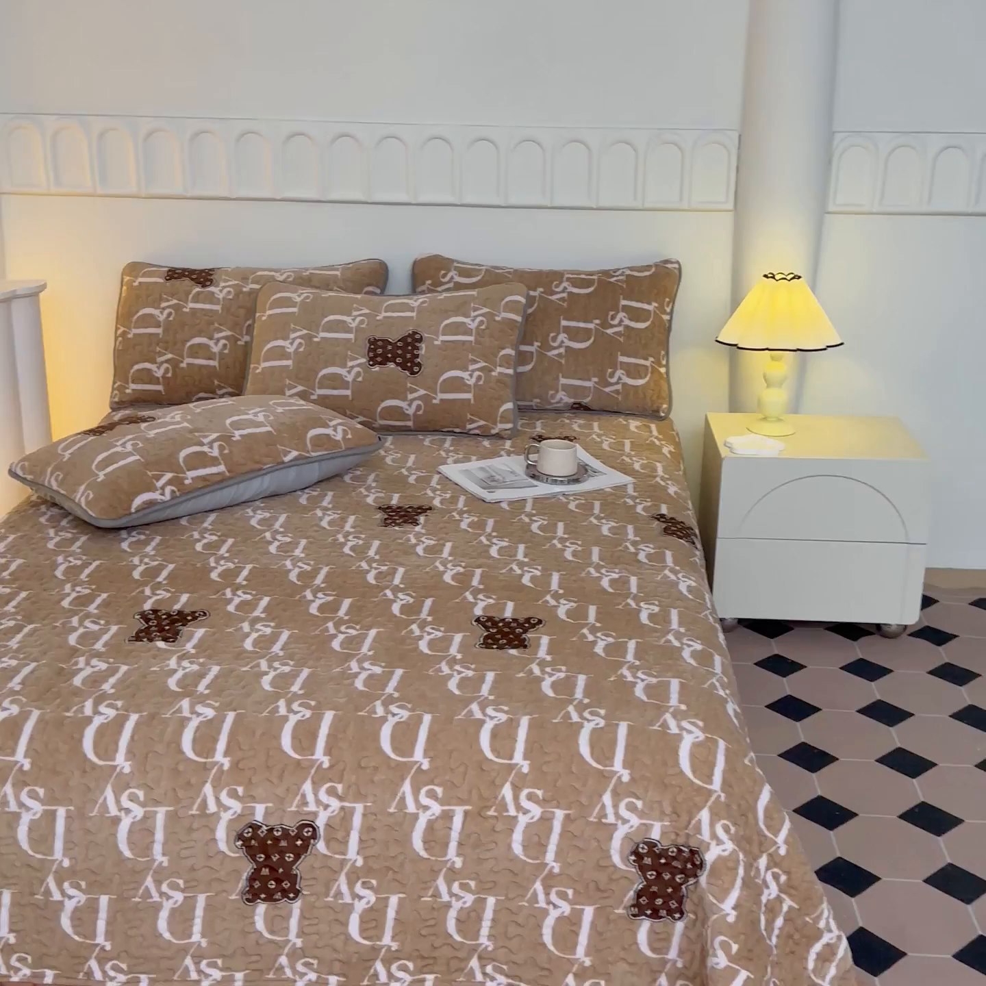 91家纺网 家纺一手货源 找家纺 梦莱家纺 2025新款牛奶绒花边单床盖三件套 潮牌熊-咖