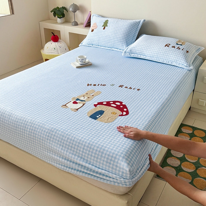 91家纺网 家纺一手货源 找家纺 （总）卡罗兰 2025新款毛巾绣牛奶绒床笠