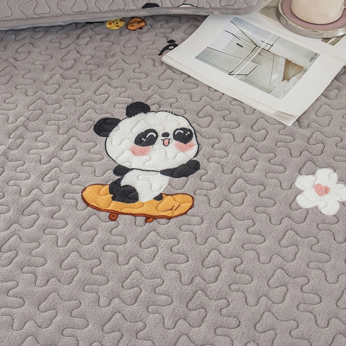 91家纺网 家纺一手货源 找家纺 梦莱家纺 2025新款牛奶绒花边单床盖三件套 滑板熊猫