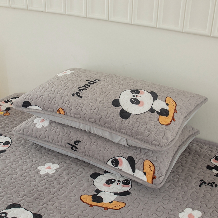 91家纺网 家纺一手货源 找家纺 梦莱家纺 2025新款牛奶绒花边单床盖三件套 滑板熊猫