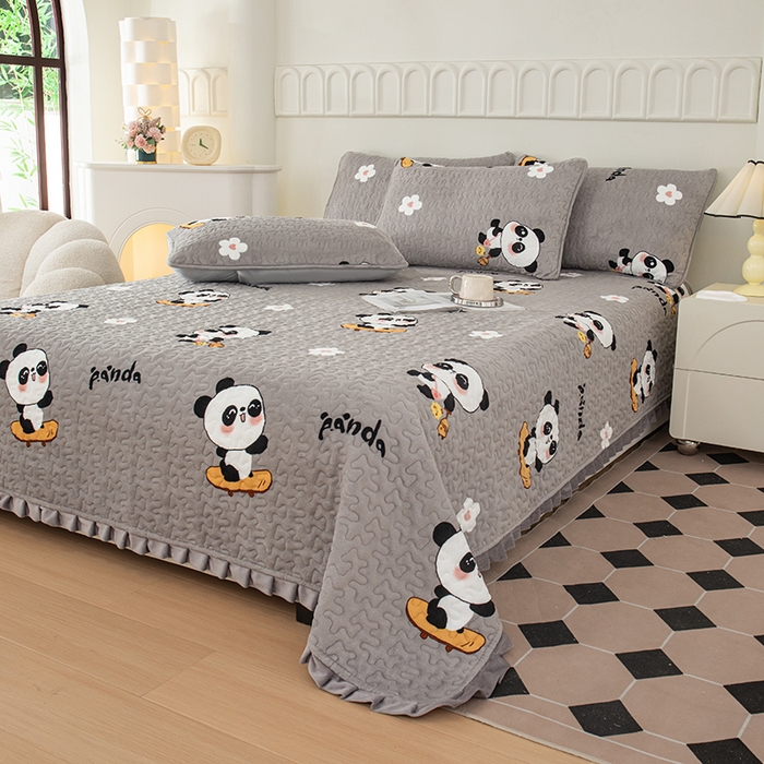 91家纺网 家纺一手货源 找家纺 梦莱家纺 2025新款牛奶绒花边单床盖三件套 滑板熊猫