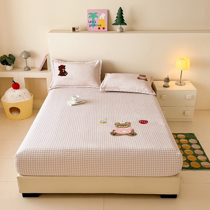 91家纺网 家纺一手货源 找家纺 卡罗兰 2025新款毛巾绣牛奶绒床笠 床笠款-熊宝宝