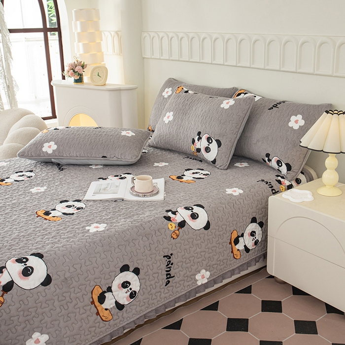 91家纺网 家纺一手货源 找家纺 梦莱家纺 2025新款牛奶绒花边单床盖三件套 滑板熊猫