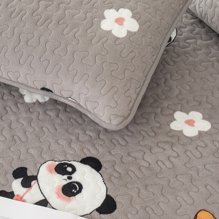 91家纺网 家纺一手货源 找家纺 梦莱家纺 2025新款牛奶绒花边单床盖三件套 滑板熊猫