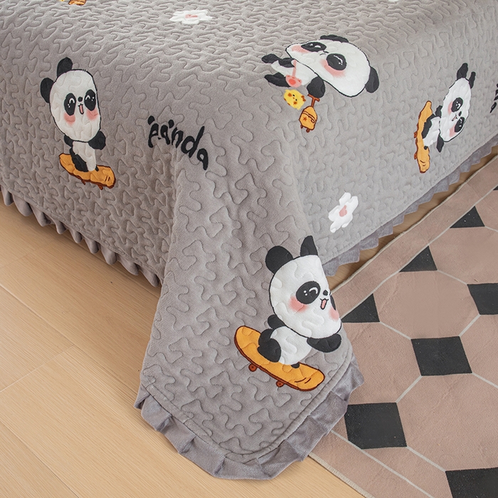 91家纺网 家纺一手货源 找家纺 梦莱家纺 2025新款牛奶绒花边单床盖三件套 滑板熊猫