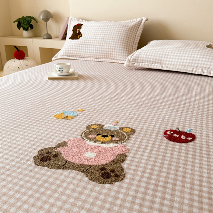 91家纺网 家纺一手货源 找家纺 卡罗兰 2025新款毛巾绣牛奶绒床笠 床笠款-熊宝宝