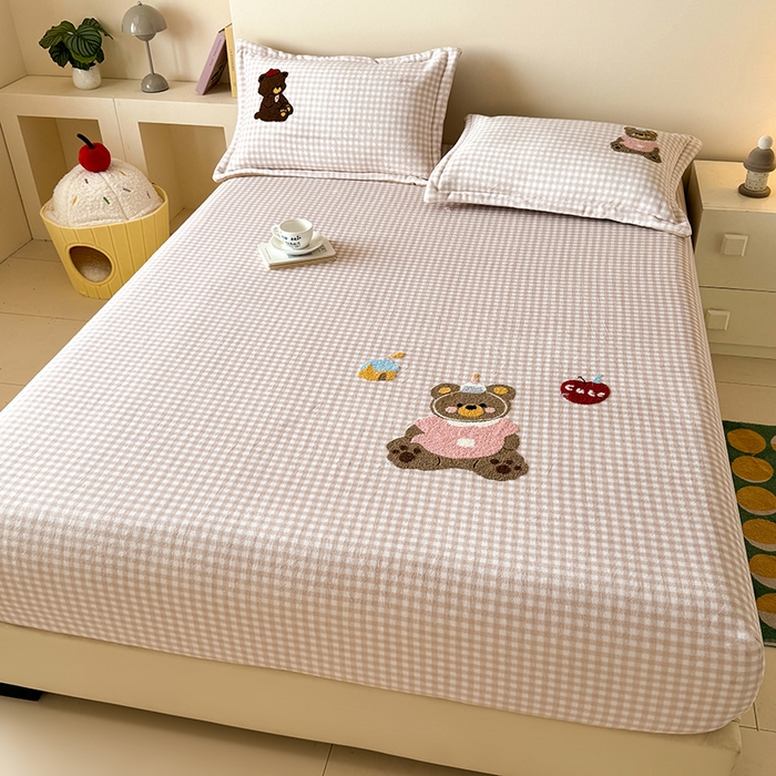 91家纺网 家纺一手货源 找家纺 卡罗兰 2025新款毛巾绣牛奶绒床笠 床笠款-熊宝宝