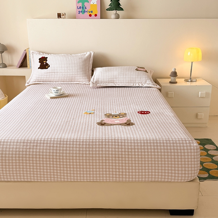 91家纺网 家纺一手货源 找家纺 卡罗兰 2025新款毛巾绣牛奶绒床笠 床笠款-熊宝宝