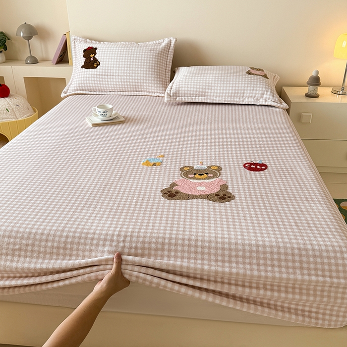 91家纺网 家纺一手货源 找家纺 卡罗兰 2025新款毛巾绣牛奶绒床笠 床笠款-熊宝宝