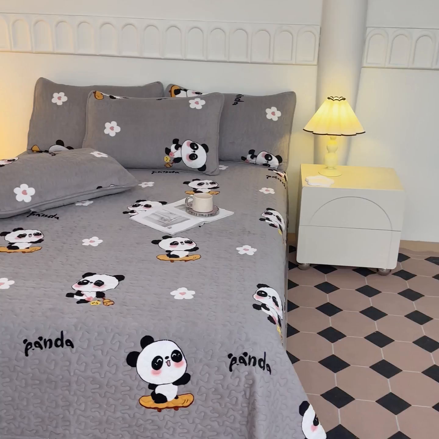 91家纺网 家纺一手货源 找家纺 梦莱家纺 2025新款牛奶绒花边单床盖三件套 滑板熊猫