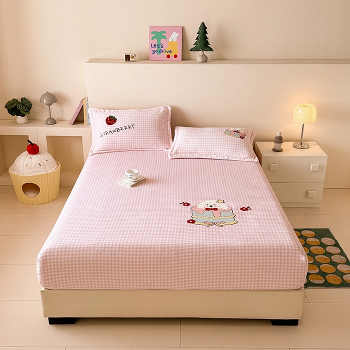 91家纺网 家纺一手货源 找家纺 卡罗兰 2025新款毛巾绣牛奶绒床笠 床笠款-蛋糕狗