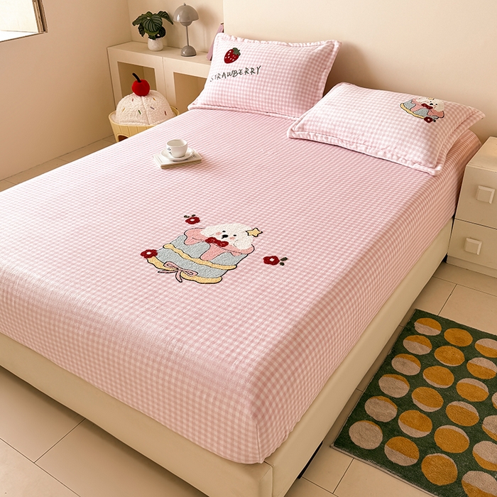 91家纺网 家纺一手货源 找家纺 卡罗兰 2025新款毛巾绣牛奶绒床笠 床笠款-蛋糕狗