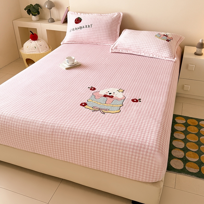 91家纺网 家纺一手货源 找家纺 卡罗兰 2025新款毛巾绣牛奶绒床笠 床笠款-蛋糕狗