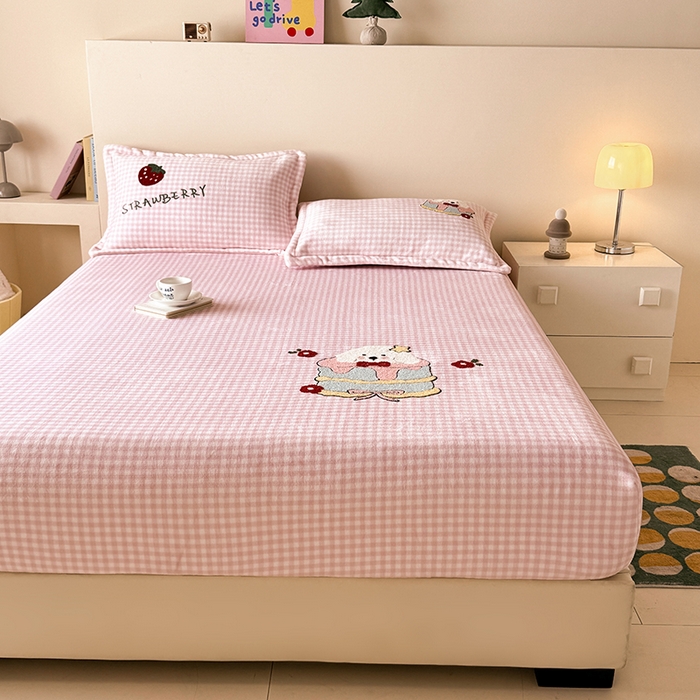 91家纺网 家纺一手货源 找家纺 卡罗兰 2025新款毛巾绣牛奶绒床笠 床笠款-蛋糕狗