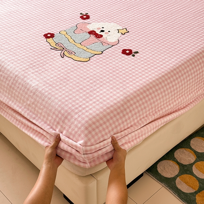 91家纺网 家纺一手货源 找家纺 卡罗兰 2025新款毛巾绣牛奶绒床笠 床笠款-蛋糕狗