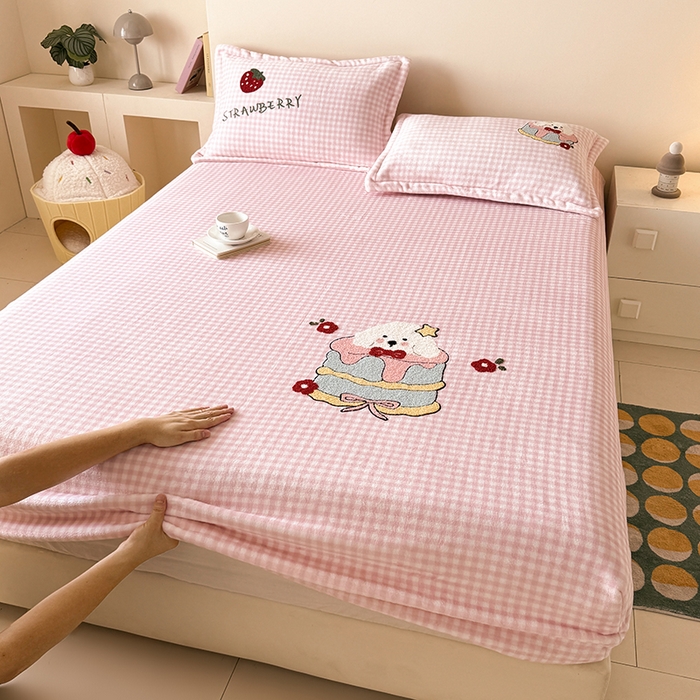 91家纺网 家纺一手货源 找家纺 卡罗兰 2025新款毛巾绣牛奶绒床笠 床笠款-蛋糕狗