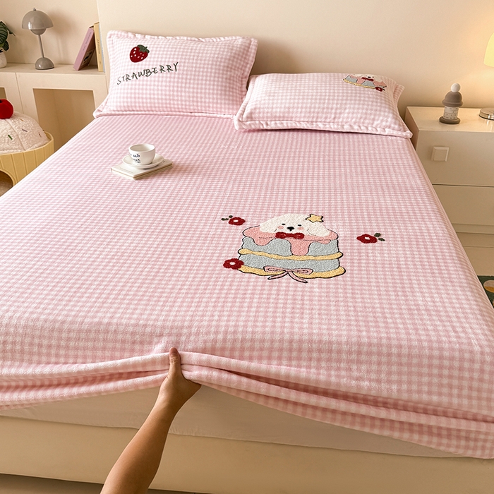 91家纺网 家纺一手货源 找家纺 卡罗兰 2025新款毛巾绣牛奶绒床笠 床笠款-蛋糕狗