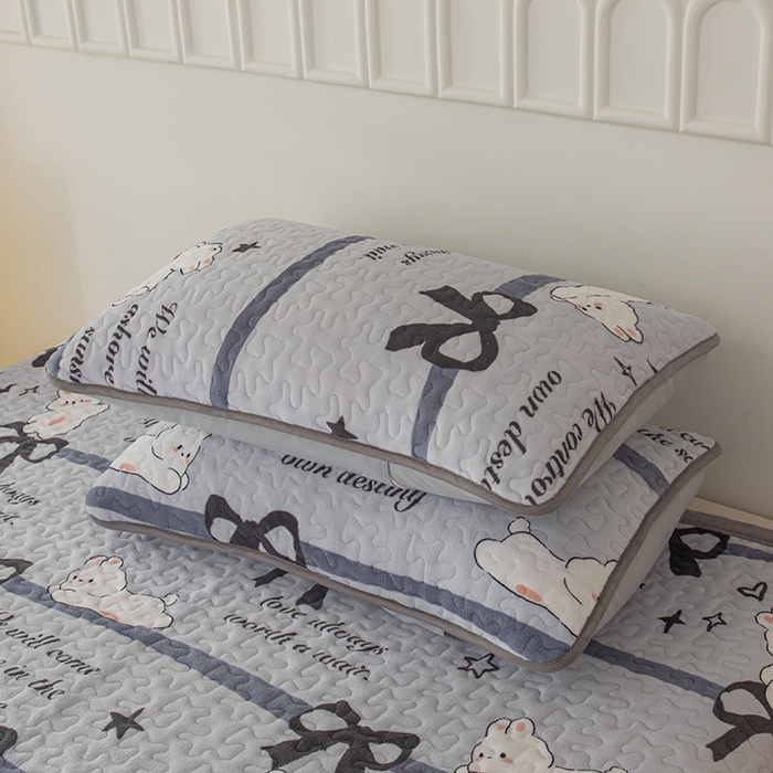 91家纺网 家纺一手货源 找家纺 梦莱家纺 2025新款牛奶绒花边单床盖三件套 可爱小兔