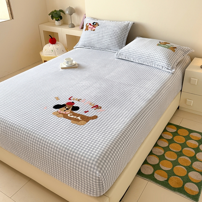 91家纺网 家纺一手货源 找家纺 卡罗兰 2025新款毛巾绣牛奶绒床笠 床笠款-香肠狗