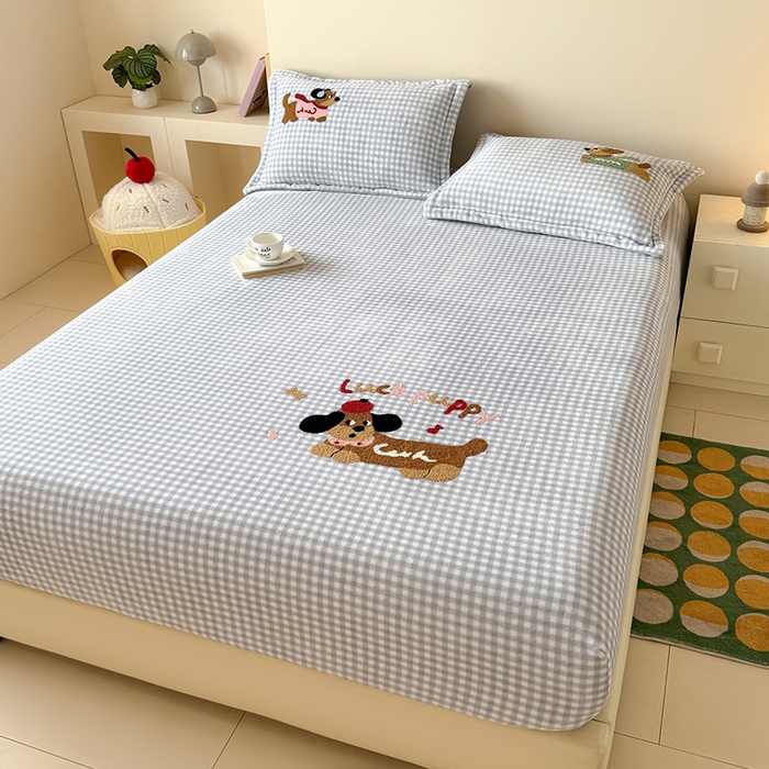 91家纺网 家纺一手货源 找家纺 卡罗兰 2025新款毛巾绣牛奶绒床笠 床笠款-香肠狗