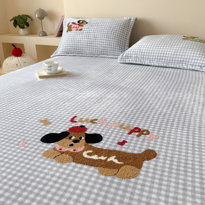 91家纺网 家纺一手货源 找家纺 卡罗兰 2025新款毛巾绣牛奶绒床笠 床笠款-香肠狗