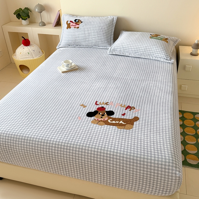 91家纺网 家纺一手货源 找家纺 卡罗兰 2025新款毛巾绣牛奶绒床笠 床笠款-香肠狗