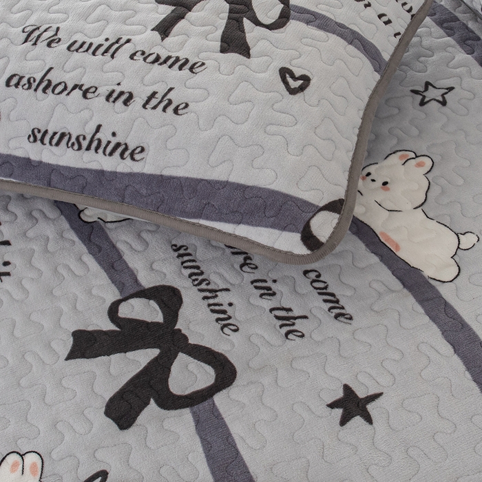 91家纺网 家纺一手货源 找家纺 梦莱家纺 2025新款牛奶绒花边单床盖三件套 可爱小兔