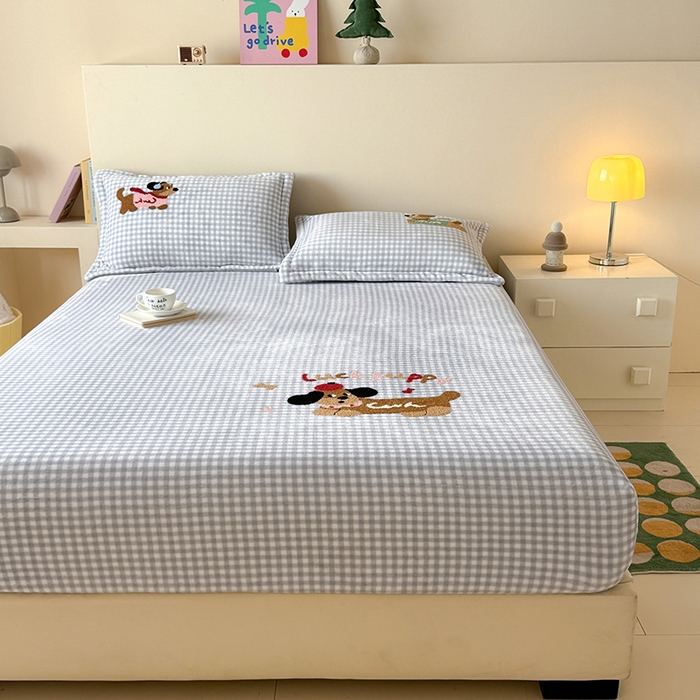 91家纺网 家纺一手货源 找家纺 卡罗兰 2025新款毛巾绣牛奶绒床笠 床笠款-香肠狗