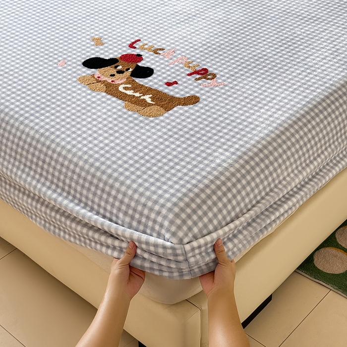 91家纺网 家纺一手货源 找家纺 卡罗兰 2025新款毛巾绣牛奶绒床笠 床笠款-香肠狗