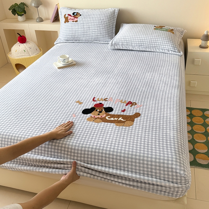 91家纺网 家纺一手货源 找家纺 卡罗兰 2025新款毛巾绣牛奶绒床笠 床笠款-香肠狗