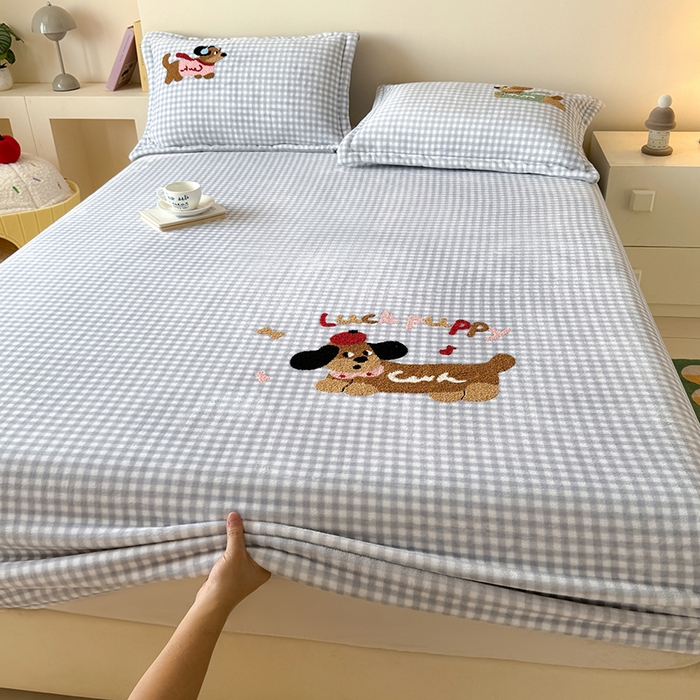 91家纺网 家纺一手货源 找家纺 卡罗兰 2025新款毛巾绣牛奶绒床笠 床笠款-香肠狗