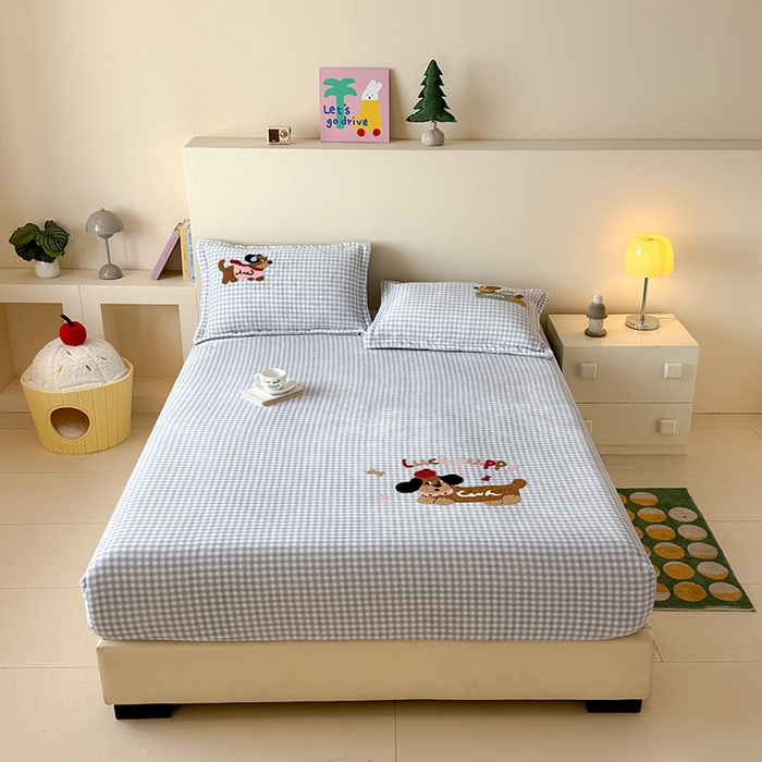 91家纺网 家纺一手货源 找家纺 卡罗兰 2025新款毛巾绣牛奶绒床笠 床笠款-香肠狗