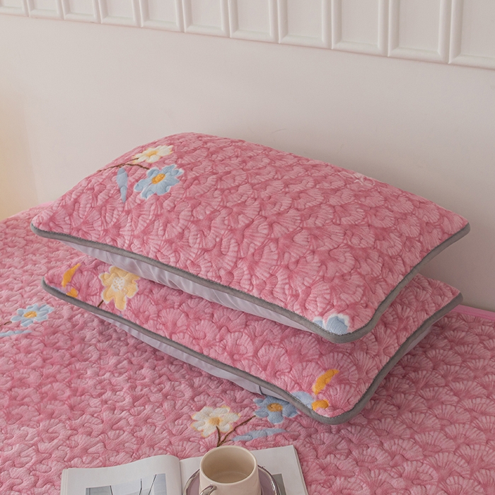 91家纺网 家纺一手货源 找家纺 梦莱家纺 2025新款牛奶绒花边单床盖三件套 浪漫花语-粉