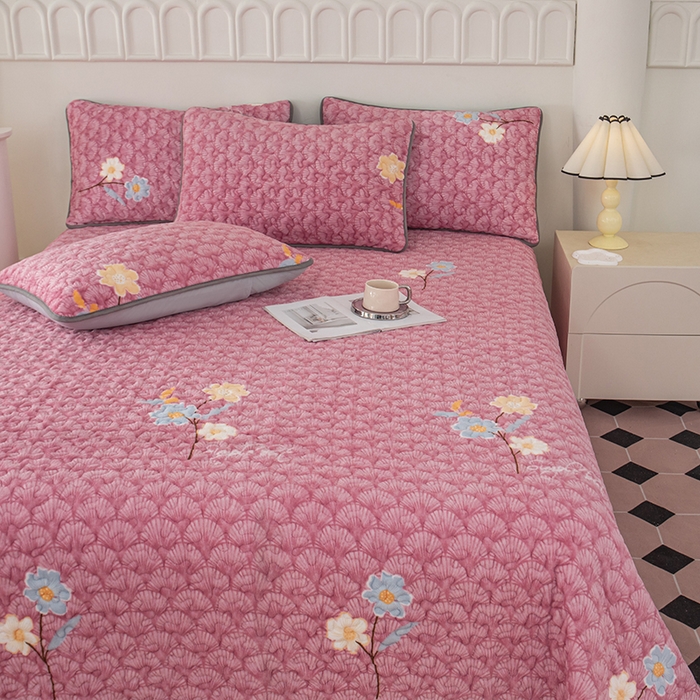 91家纺网 家纺一手货源 找家纺 梦莱家纺 2025新款牛奶绒花边单床盖三件套 浪漫花语-粉