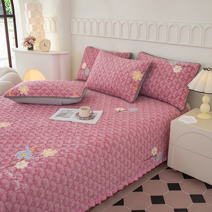 91家纺网 家纺一手货源 找家纺 梦莱家纺 2025新款牛奶绒花边单床盖三件套 浪漫花语-粉