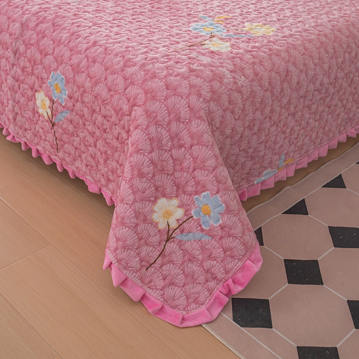 91家纺网 家纺一手货源 找家纺 梦莱家纺 2025新款牛奶绒花边单床盖三件套 浪漫花语-粉