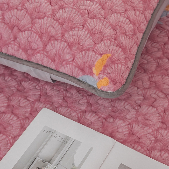 91家纺网 家纺一手货源 找家纺 梦莱家纺 2025新款牛奶绒花边单床盖三件套 浪漫花语-粉