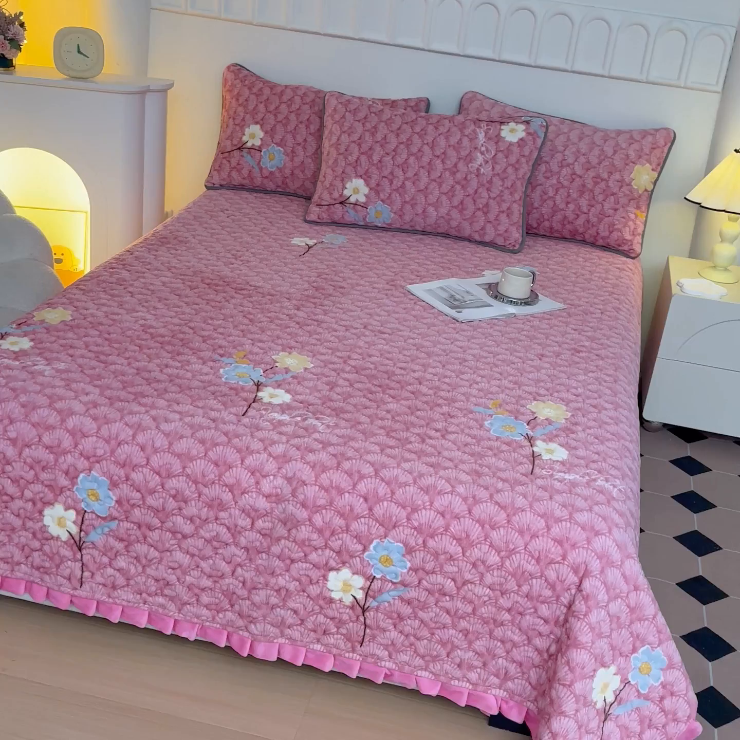 91家纺网 家纺一手货源 找家纺 梦莱家纺 2025新款牛奶绒花边单床盖三件套 浪漫花语-粉