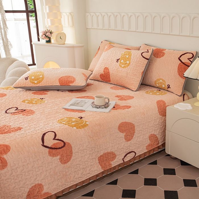 91家纺网 家纺一手货源 找家纺 梦莱家纺 2025新款牛奶绒花边单床盖三件套 南瓜爱心