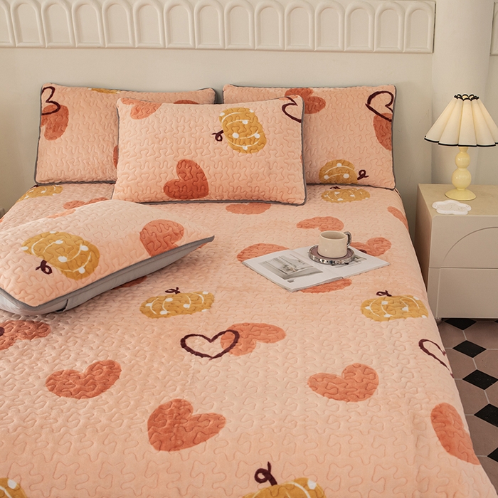 91家纺网 家纺一手货源 找家纺 梦莱家纺 2025新款牛奶绒花边单床盖三件套 南瓜爱心