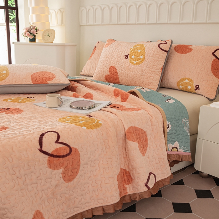 91家纺网 家纺一手货源 找家纺 梦莱家纺 2025新款牛奶绒花边单床盖三件套 南瓜爱心