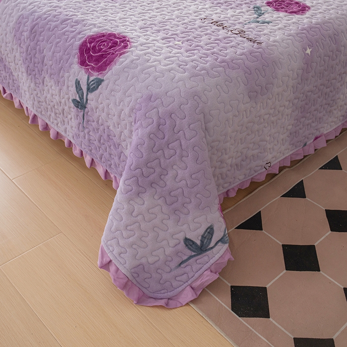 91家纺网 家纺一手货源 找家纺 梦莱家纺 2025新款牛奶绒花边单床盖三件套 蔷薇花开