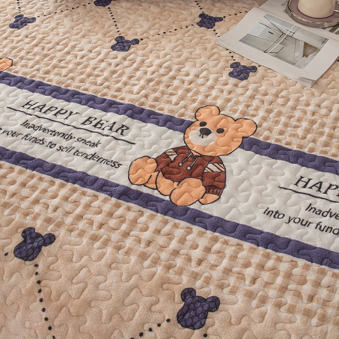 91家纺网 家纺一手货源 找家纺 梦莱家纺 2025新款牛奶绒花边单床盖三件套 时尚熊